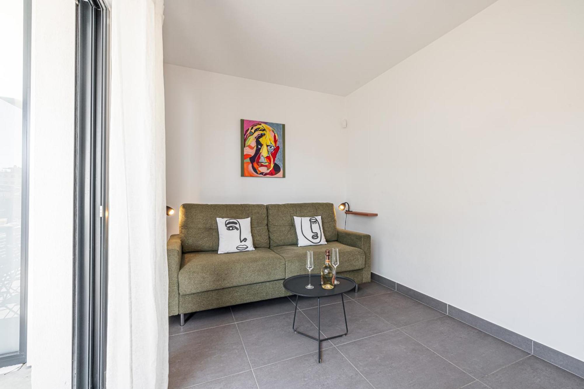Queen Riviera : Climatisation, Parking, Terrasse